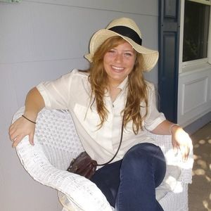 Meet your Posher, Caitlin